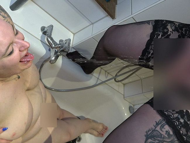 Download: Abby-Strange - Ein User und ich pissen Curvy Lucy in den Mund