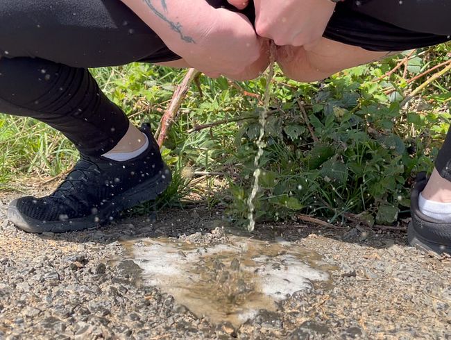 Download: Abby-Strange - Spritziger Public Piss in der Sonne