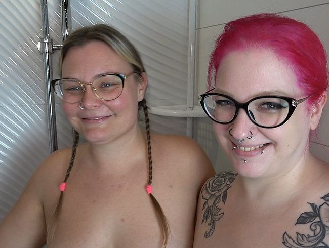 Download: Abby-Strange - Geile Piss Abfüllung mit Pina und Abby