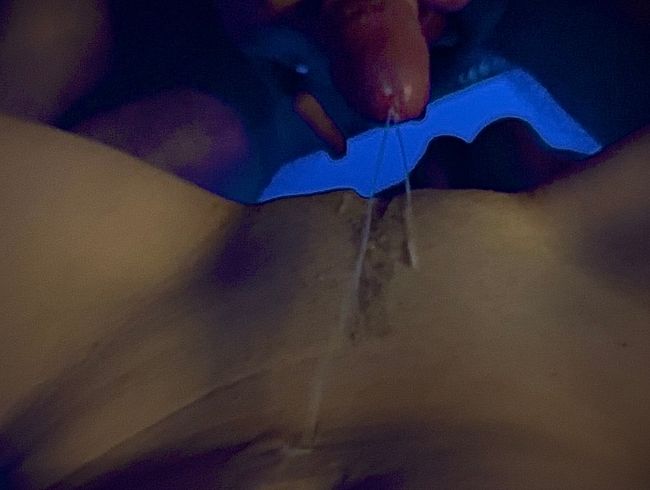 Download: AdaShelby - Kleines Spiel mit der Kamera - Big Cumshot auf mein Bauch im Schwarzlicht