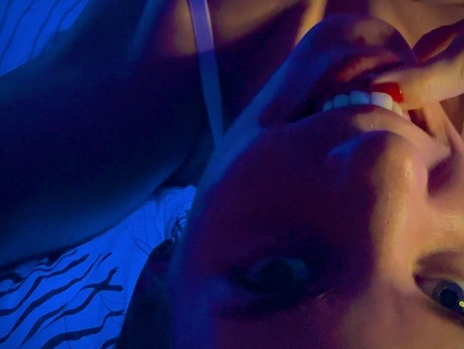 Download: AdaShelby - Kleines Spiel mit der Kamera - Big Cumshot auf mein Bauch im Schwarzlicht