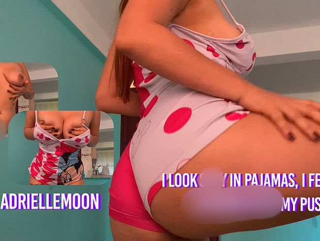 Download: AdrielleMoon - Ich sehe in meinem Pyjama sexy aus und habe Lust, meine Muschi zu masturbieren.