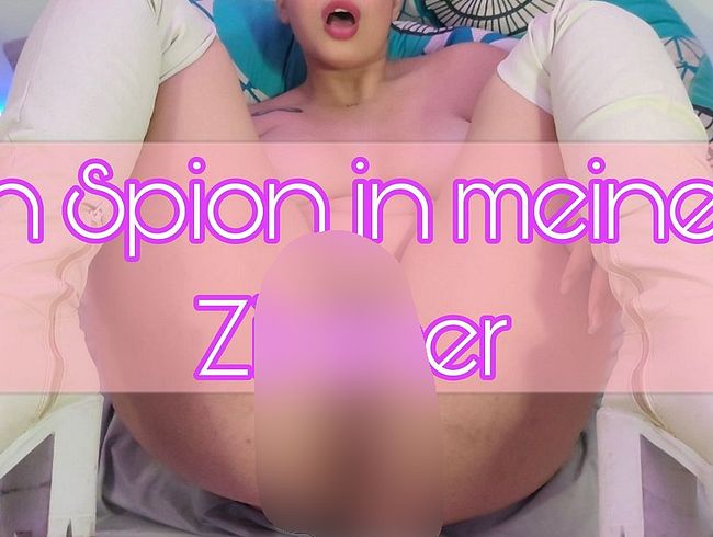 Download: AishaDavies - Sie spionieren mir in meinem Zimmer nach und wollen mir keinen Schwanz leihen!