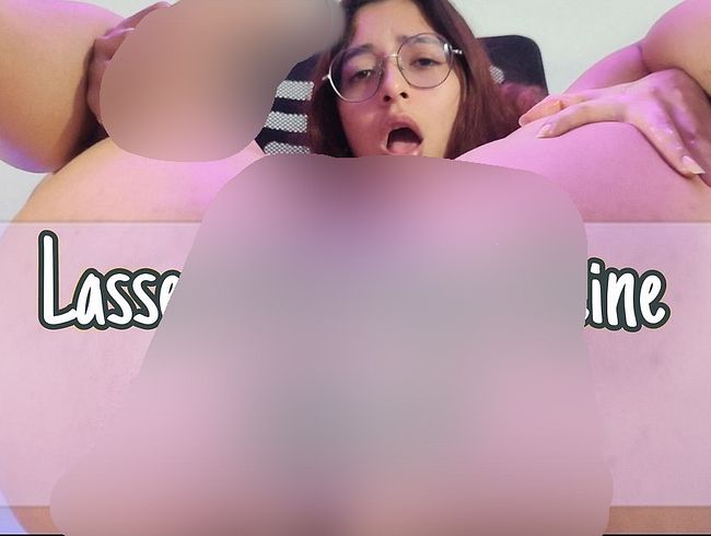 Download: AishaDavies - Lassen Sie meine Beine zittern, nachdem ich meinen Arsch gefickt habe?