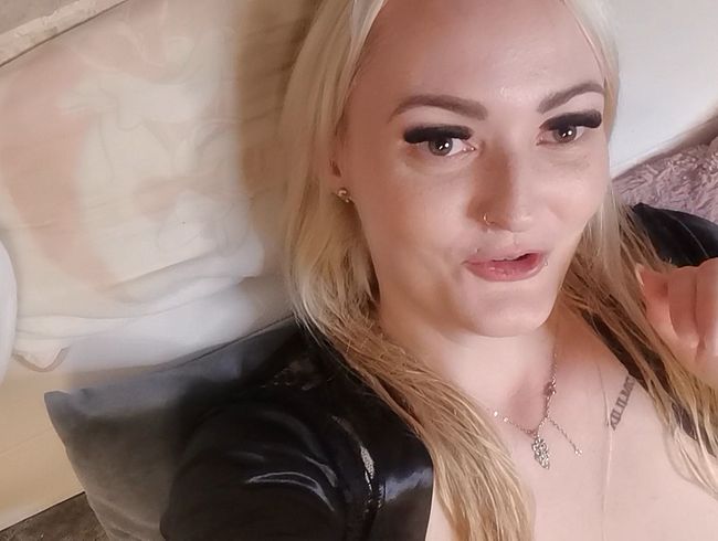 Download: Alex-Blond - OMG zum ERSTEN mal seht ihr meine PUSSY ganz nah...