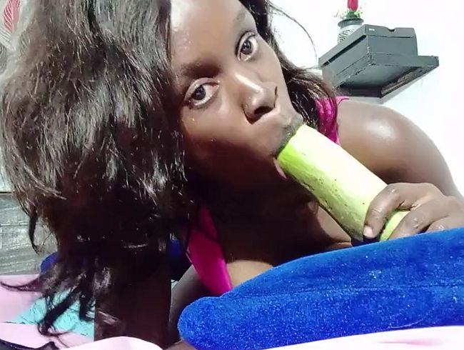 Download: Alexa_Zane - Ebony Princess Alexa Zane – Großer Gurken-Blowjob, ein Mundvoll Grün