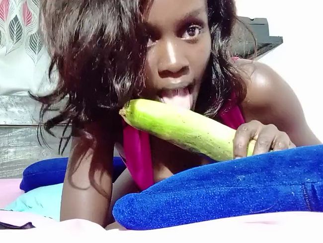 Download: Alexa_Zane - Ebony Princess Alexa Zane – Großer Gurken-Blowjob, ein Mundvoll Grün