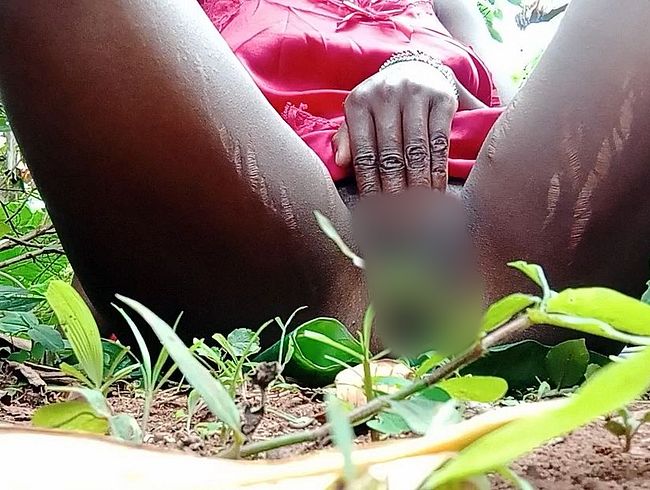 Download: Alexa_Zane - Ebony Alexa Zanes wildes Golden Shower Abenteuer: Draußen pinkeln für dein Vergnügen