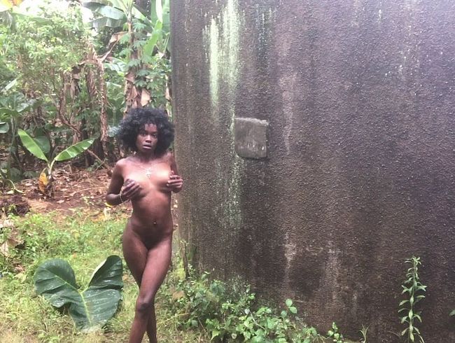 Download: Alexa_Zane - Die süße, dunkelhäutige Alexa Zane spreizt draußen im Regen ihre langen Beine – alles für dich....