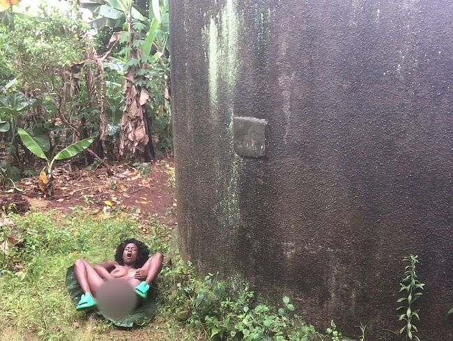 Download: Alexa_Zane - Die süße, dunkelhäutige Alexa Zane spreizt draußen im Regen ihre langen Beine – alles für dich....