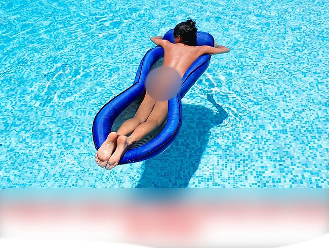 Download: Alexalexandria - PUBLIK! GEILER ARSCHFICK MITTEN IM POOL