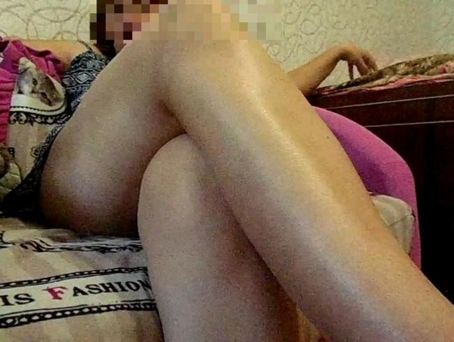 Download: Alexandr513 - Russische Milf spreizte ihre wunderschönen Beine vor einem Mann.