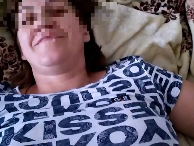 Download: Alexandr513 - Eine Nachbarin besuchte eine einsame Dame und war angenehm überrascht von ihrer Gastfreundschaft.