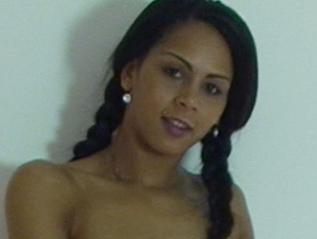 Download: Alexandra-Pink - Strip bis zur rasierten Pussy