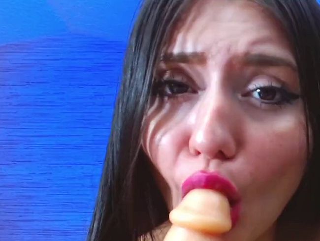 Download: AlinaRyan - Heiße Brünette verwöhnt ihr Toy und zeigt leidenschaftlichen Oralsex