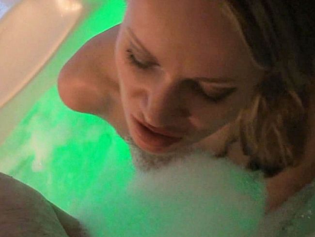 Download: AlyssiaSuxx - Publik im SPA- jeder kann mich bumsen!