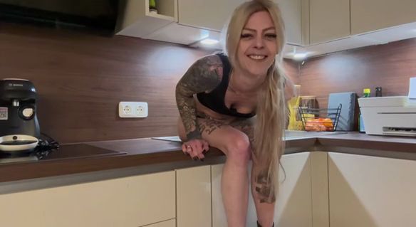 Download: Amanda-Jewelz - Dreist? :) Nein! Einfach in die Küche meiner Eltern gepisst!!