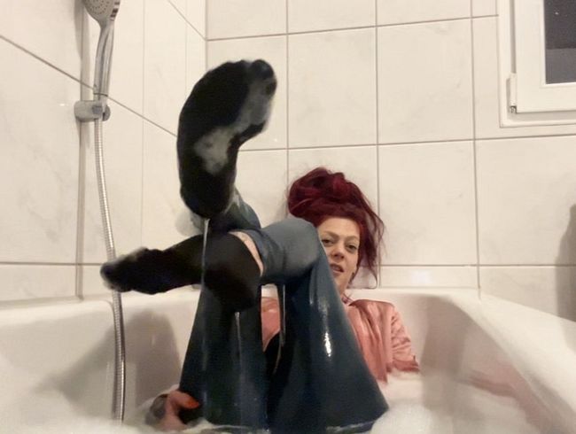 Download: Amanda-Jewelz - Wunschvideo: Ich Bade für dich in Kleidung. Dirtytalk!