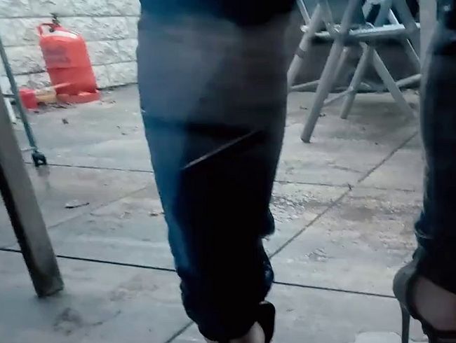 Download: AmaraBlack - In die neue Jeans gepisst weil er uns nicht reingelassen hat!