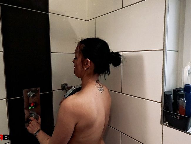 Download: AmaraBlack - Schau mir zu wie ich meine geile Pussy für dich Rasiere