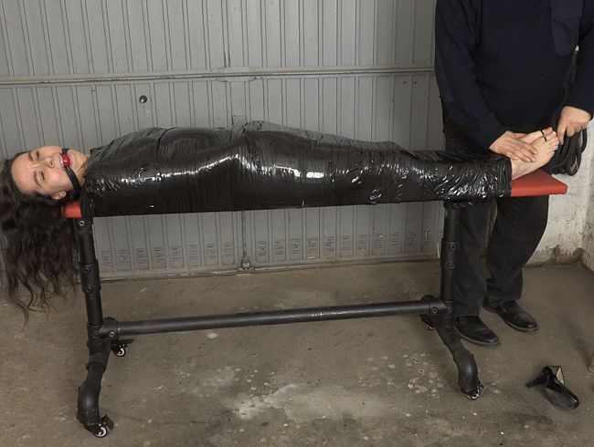 Download: Amateur-Garage - Mumifiziert Füße bürsten und kitzeln