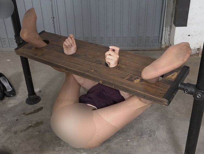 Download: Amateur-Garage - Milf im Pranger gefistet