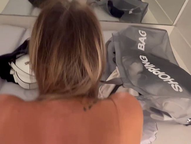 Download: Amber_Glaze - Heiß & heimlich – Blowjob Quickie in der Umkleide!