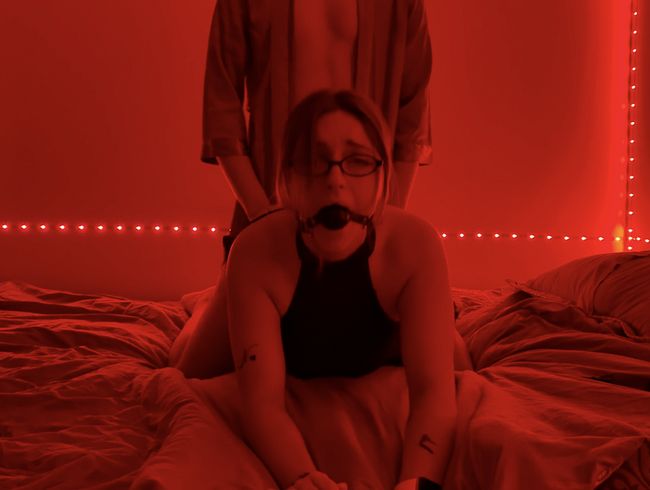 Download: Amelia_Ball - Ich bringe sie zum Orgasmus, knebele sie, damit sie nicht so laut stöhnt, im Doggy-Style.