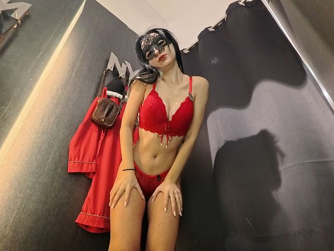 Download: Amelia_Queen - Kamera in einer öffentlichen Umkleidekabine! Schöne Brünette probiert Unterwäsche an!