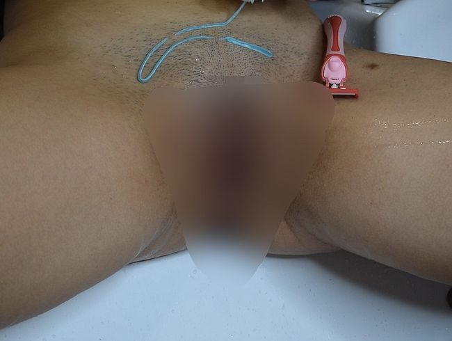 Download: Amelia_Queen - Nahaufnahme einer behaarten Muschi beim Rasieren mit Trimmer, Rasierer und Rasierschaum.