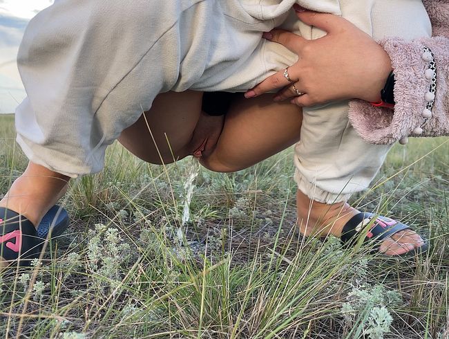 Download: Amelia_Queen - Öffentliche Piss-Zusammenstellung in der Natur! Ein Roadtrip!