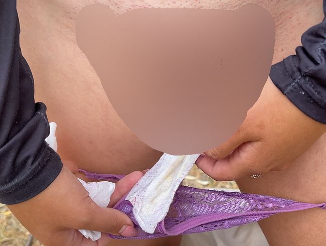 Download: Amelia_Queen - Zusammenstellung von öffentlichem Pinkeln in der Natur! Mit Pads! POV!