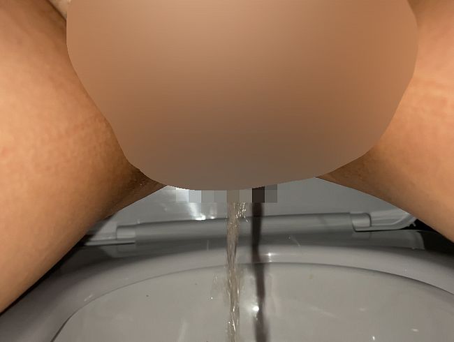 Download: Amelia_Queen - Pinkel-Compilation in öffentlichen Toiletten aus nächster Nähe! Mit benutzten Binden! POV!!