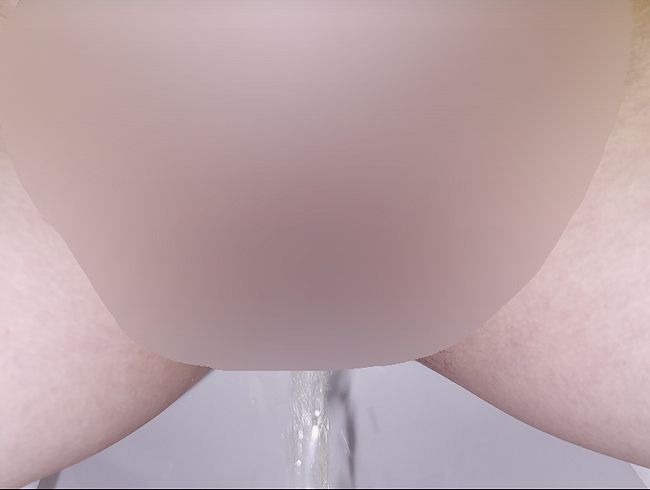 Download: Amelia_Queen - Zusammenstellung von Aufnahmen, wie eine behaarte Muschi auf der Toilette uriniert!