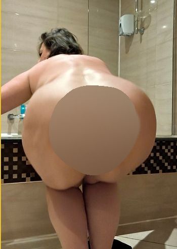 Download: AnastasiaMilf - Nackter Hintern tanzt im Badezimmer