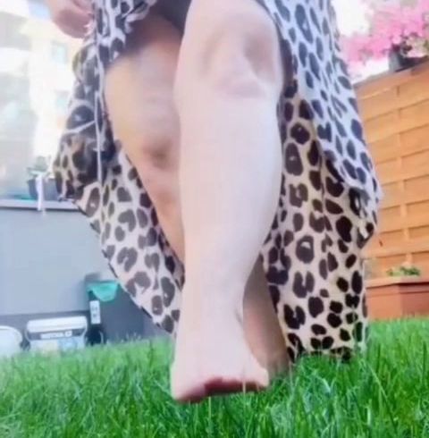 Download: AnastasiaMilf - Der Tanz prächtiger Füße auf dem Gras.