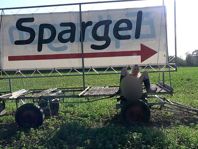 Download: Andy-Star - HEFTIGSTER OUTDOOR-GANGBANG mit skinny Blondine - BAUERN DÜRFEN GRATIS FICKEN!