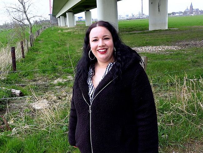 Download: Andy-Star - OUTDOOR-SEX mit molliger FREILUFT-FOTZE | Lessly braucht Sperma