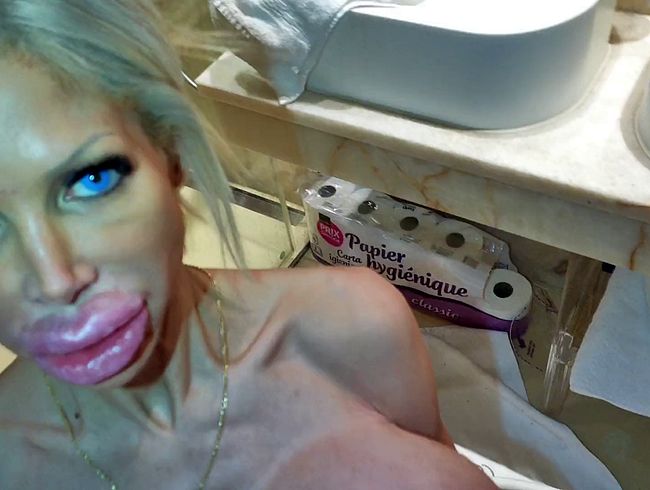 Download: Angie-Boobs - Auf die Titten pissen lassen