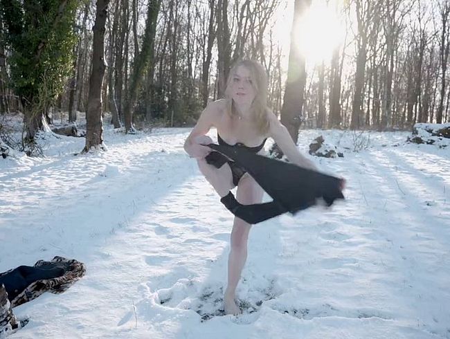Download: Anita_N - Ich ziehe mich im Schnee aus, um einen Schneeengel zu machen