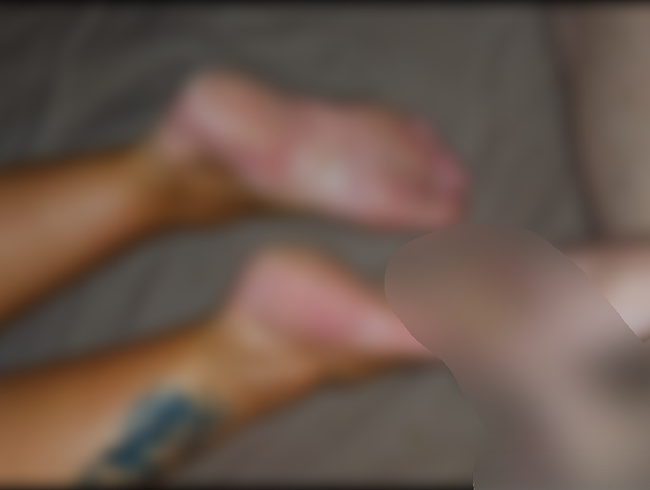 Download: AnnaFire - Spielen mit den Sohlen einer müden Stiefmutter