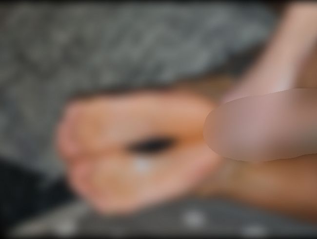 Download: AnnaFire - Eine Diva mit Fußfetisch lädt ihren Stiefsohn ins Bett ein.