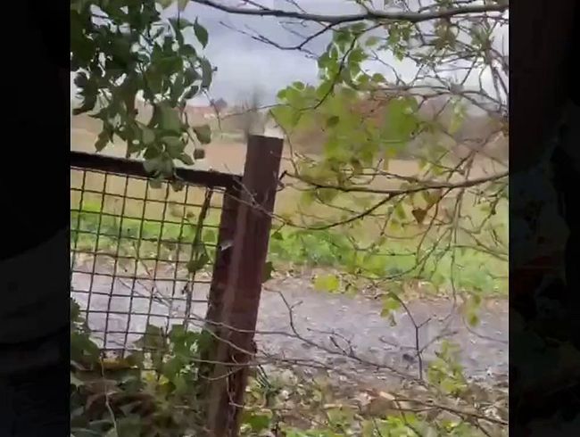 Download: AnnaandTom - Auf verlassenes Grundstück gepisst