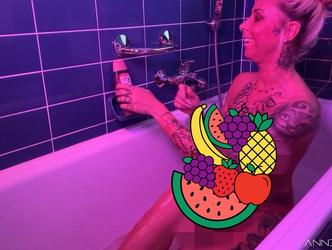 Download: Anni-Angel - Feuchte Fotze, feuchte Titten ... geil in der Wanne gewixxt!