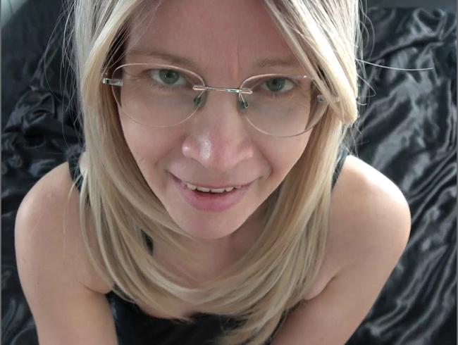 Download: AnnikaRose - Cumshot von der behaarten Pussy wegwischen