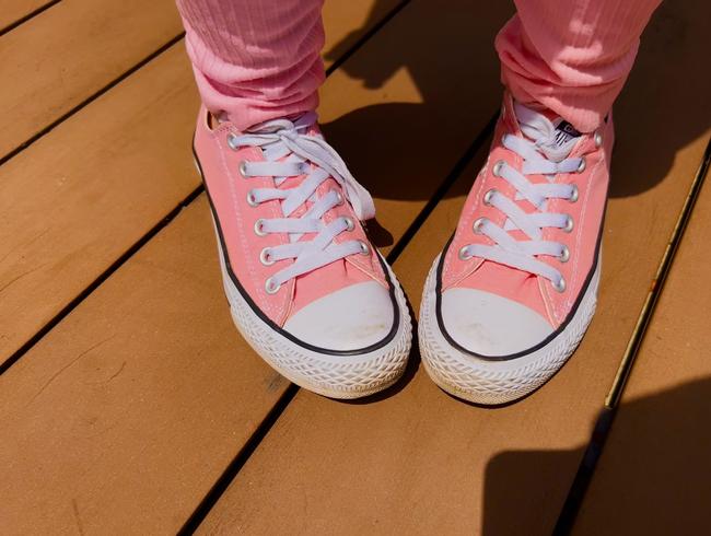 Download: AntonellaRichie - pink converse fetishes