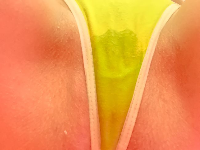 Download: AntonellaRichie - pee in my green underwear