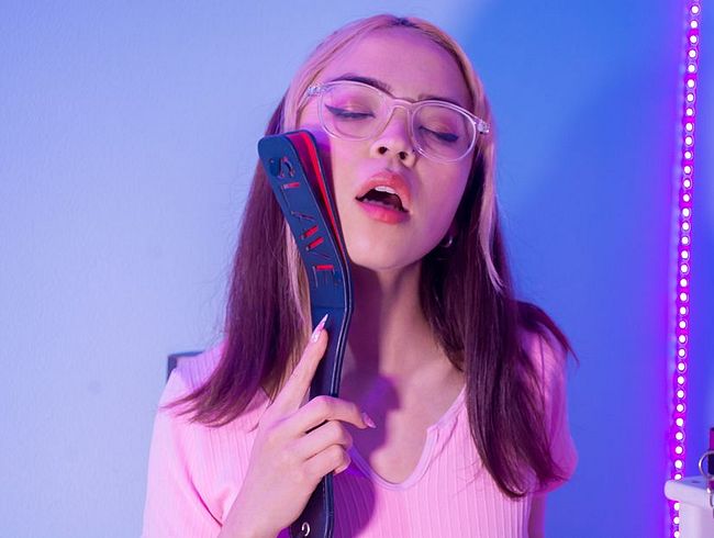 Download: AntonellaRichie - Antonella beschließt, ihr Gesicht in einen Box- und Unterwerfungsring zu verwandeln