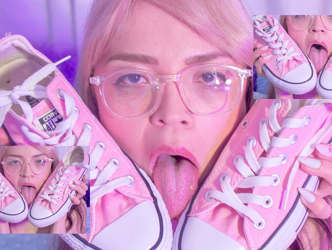 Download: AntonellaRichie - Antonella, die Perverse, lutscht an ihren Turnschuhen