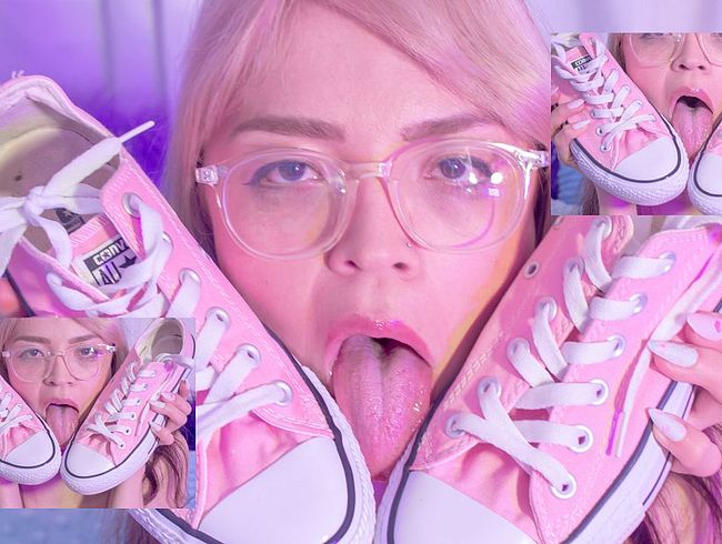 Download: AntonellaRichie - Antonella, die Perverse, lutscht an ihren Turnschuhen